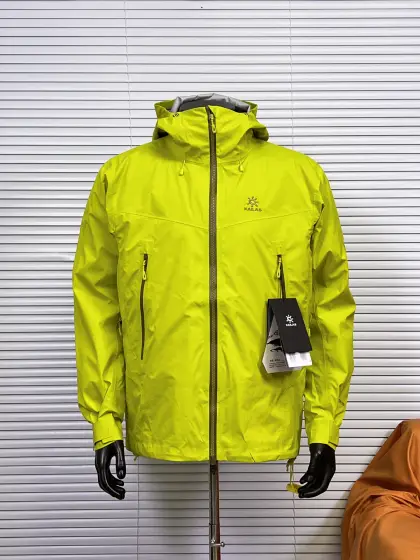 工厂 凯乐石博格达 三合一羽绒服 1️⃣面料采用与100D Gore-Tex Pro同级防护科技,人性化剪裁设计.立在肩部、肘部预留充足活动空间,背负重包时也不会束缚动作. 2️⃣风帽后侧设有抽绳调节系统,暴雨时收紧可防止雨水糊脸;袖口采用钩环固定,大幅活动时不易移位. 3️⃣透气与轻量平衡,腋下双拉链设计能在运动时形成有效通风.整体重量控制得当,长途徒步不会造成负担. 4️⃣可拆卸内胆:三合一设计最惊喜的是羽绒内胆.羽绒内胆特别轻便,保暖效果很好;可拆卸,很方便穿脱,拆掉羽绒内胆,就是一件风壳单冲,装上羽绒内胆,就可以去爬雪山啦! 5️⃣多功能口袋布局合理,存取物品便捷;内衬接缝处理平整,避免摩擦不适;下摆可调节,加强防风防雨效果. 适合登山、滑雪等高强度户外活动,尤其推荐给追求性价比的进阶爱好者.若经常在恶劣环境下活动,这件冲锋衣能提供可靠保护 颜色:玄铁黑 风铃紫 稿羽灰 绒蒿粉 青柠绿